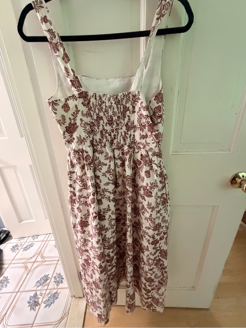 Quince Floral Print Sleeveless Midi Dress in White and Burgundy - Picture 4 of 4